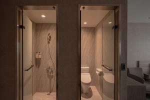 Un baño con ducha, inodoro y lavabo. en In Joy Hotel, en Taichung