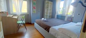 En eller flere senge i et værelse på Ostia Fronte Mare - Bibbi's Seaview Flat