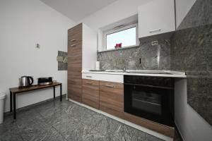 ザダルにあるLight apartment - with Air Conditioningのシンクとコンロのあるキッチン