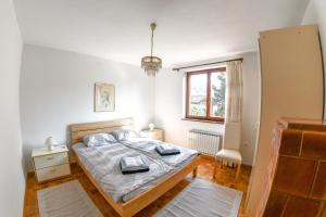 Postel nebo postele na pokoji v ubytování Apartma Breza + 2 fotografie