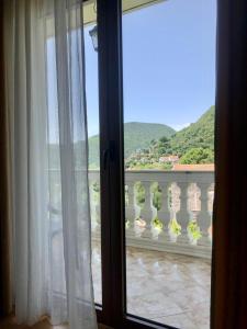 Nespecifikovaný výhled na hory nebo výhled na hory při pohledu z hotelu