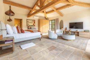 un soggiorno con letto e TV di Domaine du Manouiyé by Time Off Collection a Gassin
