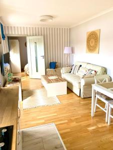 Część wypoczynkowa w obiekcie Apartament Łazienna River View AC Progres