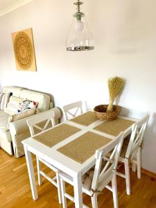 Część wypoczynkowa w obiekcie Apartament Łazienna River View AC Progres