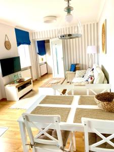 Telewizja i/lub zestaw kina domowego w obiekcie Apartament Łazienna River View AC Progres