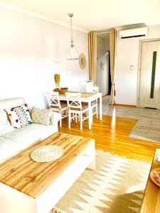 Część wypoczynkowa w obiekcie Apartament Łazienna River View AC Progres