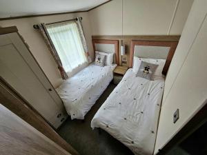 Ένα ή περισσότερα κρεβάτια σε δωμάτιο στο Bee Hive Hot Tub lodge with Free Hoburne Passes +25 φωτογραφίες