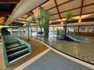 Πισίνα στο ή κοντά στο Bee Hive Hot Tub lodge with Free Hoburne Passes