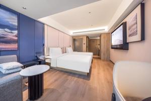 una habitación de hotel con una cama y un sofá en Atour Hotel Guangzhou Tianhe Sports Center - Free Shuttle bus to Canton Fair Hall & Free self-service laundry & Free midnight snack & near canton fair Purchaser certificate office & big shopping mall, en Guangzhou 62 fotos más