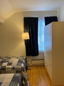 a bedroom with a bed and a window at Sjarmerende leilighet i hjertet av Risør in Risør +31 photos