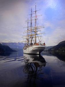 een grote zeilboot op een groot water bij Sjarmerende leilighet i hjertet av Risør in Risør