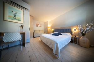 Кровать или кровати в номере Hotel Le Golfe