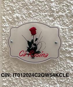 a red rose in a sign on a wall at Cà Rosina Casavacanze in Brusimpiano