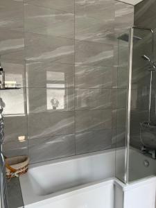 e bagno con vasca e cabina doccia. di Southampton Bridge Home by AFL a Northampton