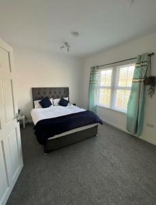 una camera da letto con un letto grande e una finestra di Southampton Bridge Home by AFL a Northampton