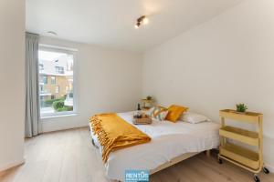 Кровать или кровати в номере Zwem & Zen - spacious apartment with outdoor pool +21 фотография