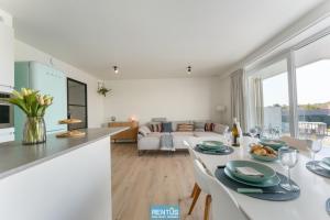 Гостиная зона в Zwem & Zen - spacious apartment with outdoor pool