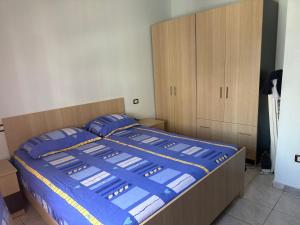 Ένα ή περισσότερα κρεβάτια σε δωμάτιο στο Alb Apartament