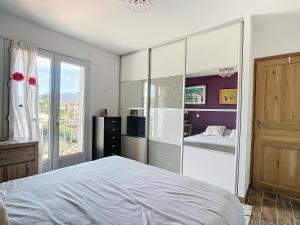 une chambre avec un grand lit blanc et une fenêtre dans l'établissement Campagne en ville Villa T3 75m2 Jardin 60m2, à Auriol