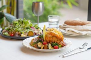Comida en o cerca de este hotel
