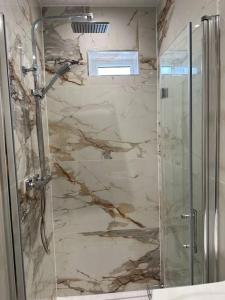 een douche met een glazen deur in een badkamer bij CozyCorner - 2 Bed in Egham Heathrow Windsor in Egham