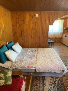 Postel nebo postele na pokoji v ubytování Ethno guesthouse Tara