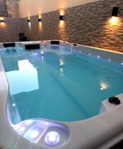 Zdjęcie z galerii obiektu Luxurious apartment with heated pool jacuzzi w mieście Fontana