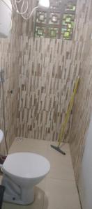 Et badeværelse på Espaço Cultural Janela + 2 billeder