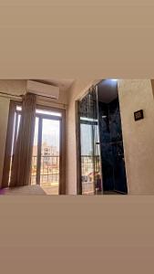 纳祖尔Hotel al andalus N4的客房设有床和大窗户。