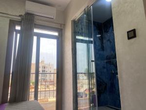 纳祖尔Hotel al andalus N4的一间卧室设有玻璃淋浴间和窗户。