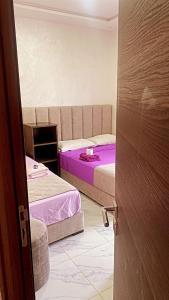 纳祖尔Hotel al andalus N4的一间设有两张床的房间和一扇门