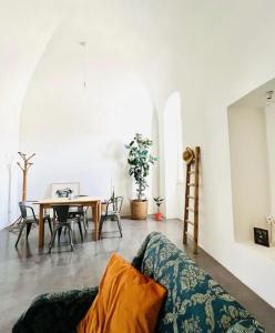 ein Wohnzimmer mit Couch und Tisch in der Unterkunft View - Art house Roof top sea view in Polignano a Mare