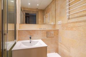 une salle de bains avec un lavabo et un miroir dans l'établissement Piso reformado a pie de playa Sa Riera Begur, à Begur 16 autres photos