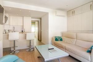 un salon avec un canapé et une table dans l'établissement Piso reformado a pie de playa Sa Riera Begur, à Begur