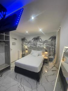 Una cama o camas en una habitación de Modern's Hotel 13 fotos más