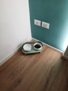 a green dog crate sitting on a wooden floor in a room at Il filo di Arianna in Putignano