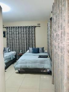 Giường trong phòng chung tại Yayae's Guest House