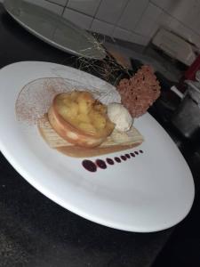 Đồ ăn tại/gần nhà khách