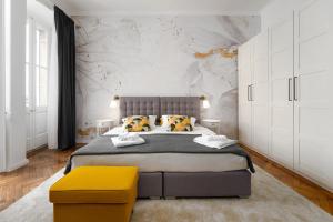 1 dormitorio con 1 cama extragrande en tonos amarillos en Romeo and Juliet Apartment with Balcony and Sea View, en Poreč