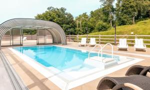una piscina con una tettoia retrattile sopra di Hotel Solina Resort & Spa a Solina