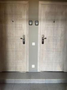 リエパーヤにあるLāčplēša ielas apartment nr 1の音楽が書かれた2つの木製のドア