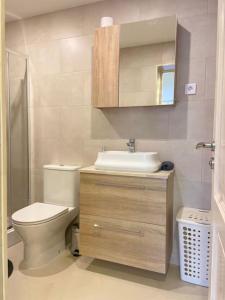 リエパーヤにあるLāčplēša ielas apartment nr 1のトイレ、洗面台、鏡のあるバスルーム