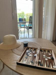 Ein Hut lag auf einem Tisch neben einem Tablett mit Messern. in der Unterkunft Ammos & Thalassa Apartments in Ofrynio