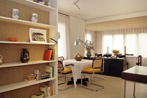 Una sala de estar con mesa y sillas y una cocina. en Beach apartment overseeing the sea, en Llafranc 61 fotos más