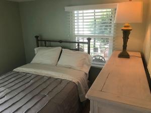 Ένα ή περισσότερα κρεβάτια σε δωμάτιο στο Waterfront! JACuZZI and Beach FUN nearby! EZ shops