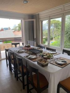 Una mesa de comedor con un mantel blanco y sillas. en Beach apartment overseeing the sea, en Llafranc