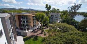 uma vista aérea de dois edifícios de apartamentos e árvores em Itara Apartments em Townsville