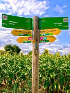 een paal met straatborden voor een veld bij Torre Costa Brava Private pool in Garrigás +21 foto's