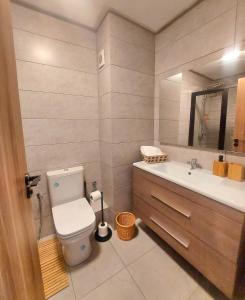 Koupelna v ubytování Appartement de vacances à 5 min de la plage + 11 fotografií