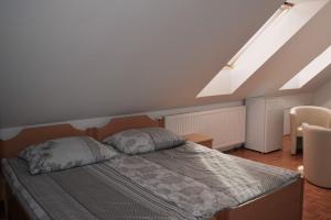 Postel nebo postele na pokoji v ubytování Farm Stay Zevnik